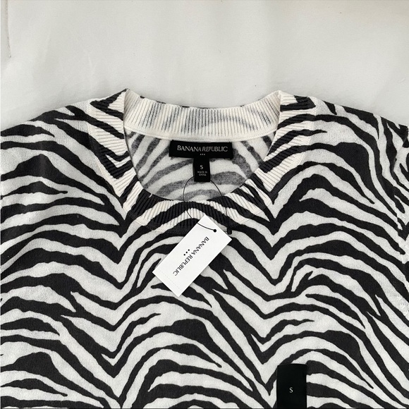 Banana Republic Zebra Sweater - Picture 6 of 6